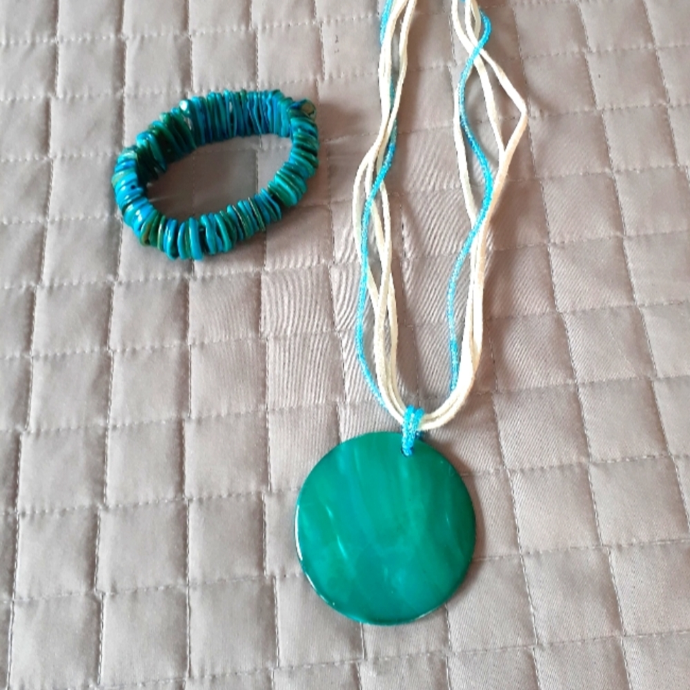Turquoise colored shell Necklace & bracelet set